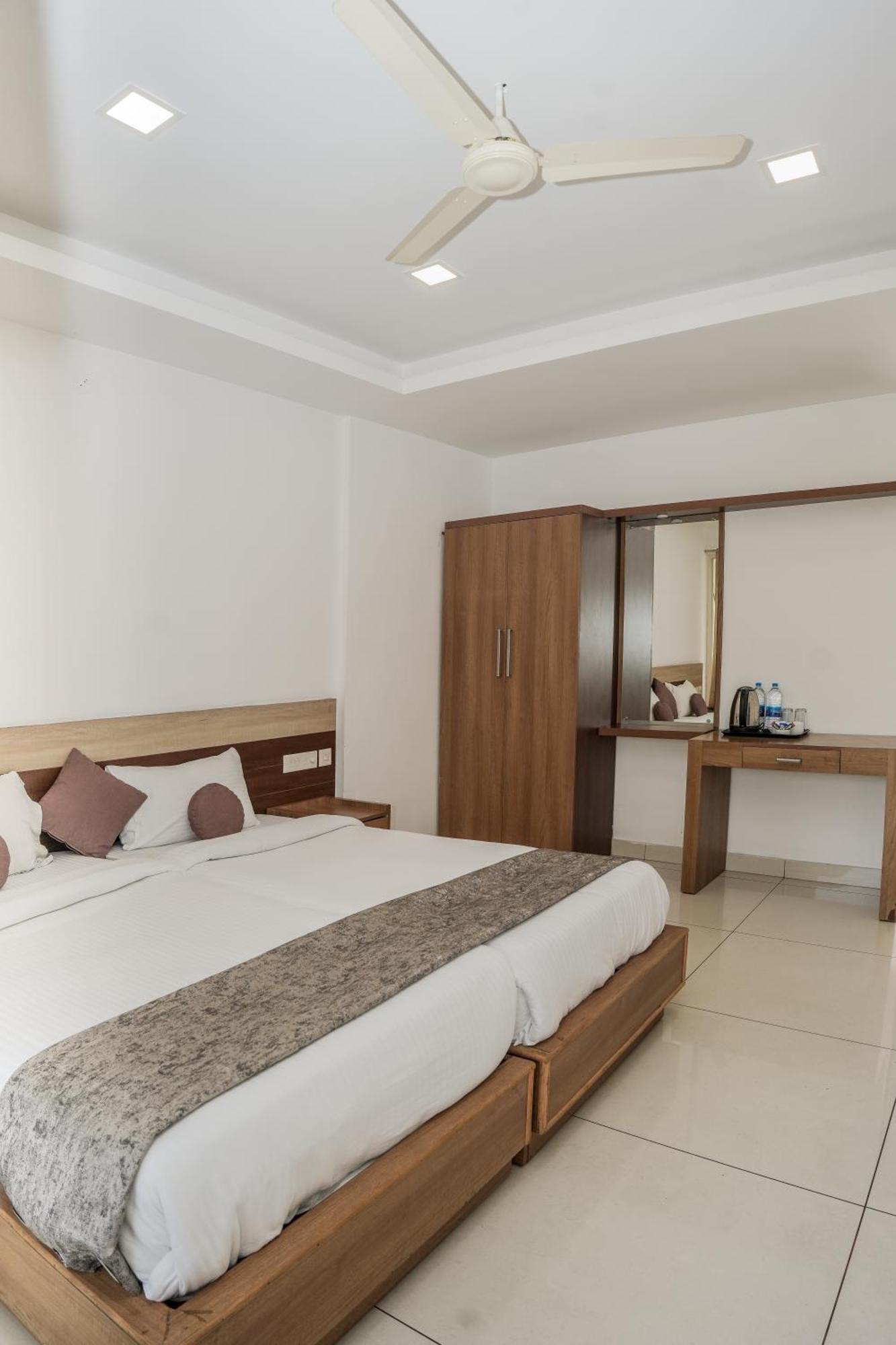 Hotel Lets Stay Kochi Eksteriør billede